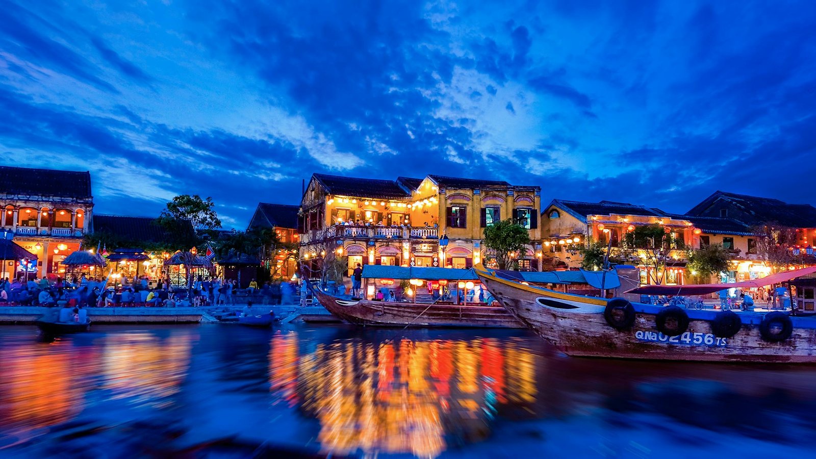 Lanterns, Silence, and Old Souls — A Slow Dance Through Hoi An